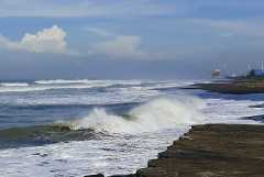 BMKG: Tinggi gelombang laut selatan Jabar-DIY berpotensi capai 6 meter